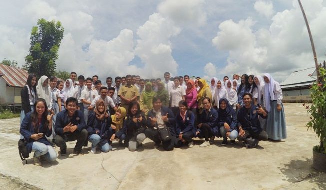 Foto bersama siswa/i dan Guru- Guru SMAN 1 Terentang Hilir